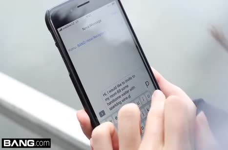 Брюнетка раздевается перед парнем и дает в попу