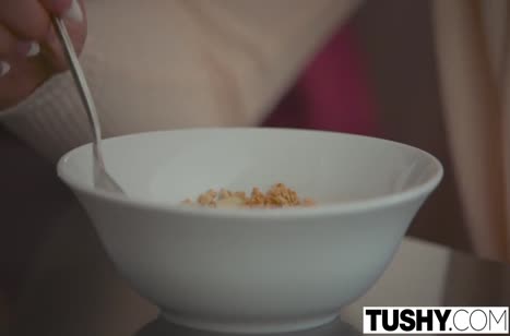 Толстый хер романтично проникает в попку Leah Gotti