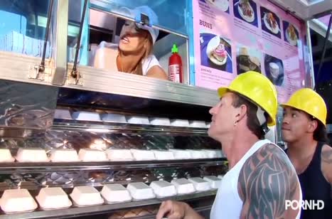 Симпатичная продавщица Никки Хантер трахается прямо у стойки