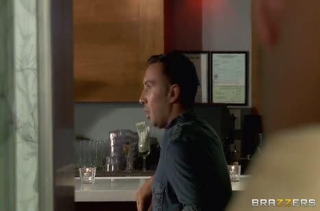 Gia Dimarco в латексе пристает к робкому самцу