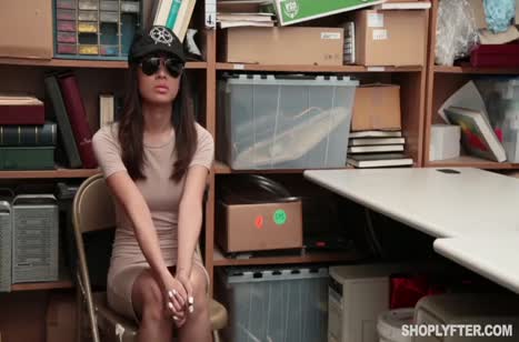 Aurora Winters за воровство была наказана сексом