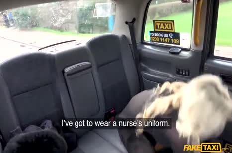 Блондинка переодевалась прямо в такси и водитель не устоял