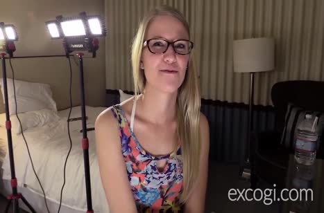 Молодая блондинка пришла поработать ротиком на порно кастинге