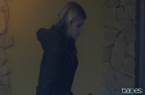 Соседский ухажер все же затащил девушку в постель