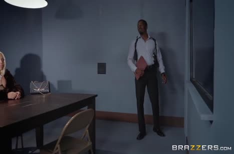 Задержанная шлюшка трахнулась с детективом в анал