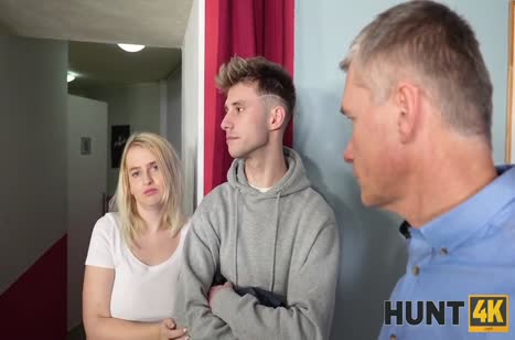 Девушку чпокнули на глазах парня в общественном туалете