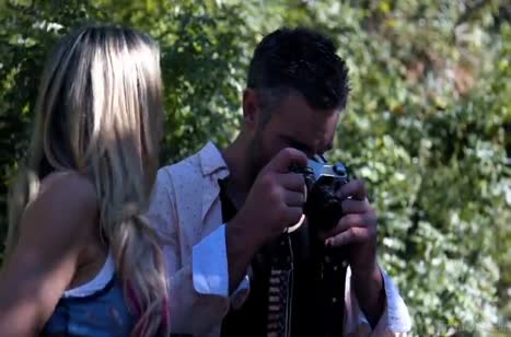 Жена с большой грудью довольствуется крепким стояком мужа