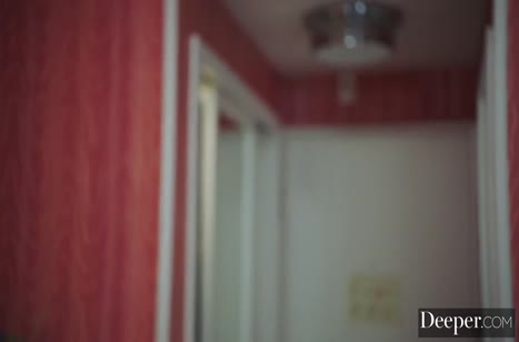 Девочка в красивом платье круто шпилится с негром