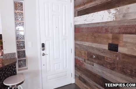 Обаятельный паренек легко соблазняет девушку на разврат