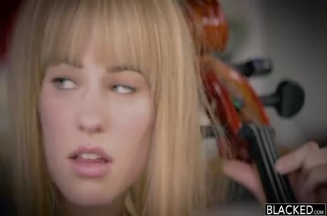 Миленькой Райли Никсон туго входит черный пенис