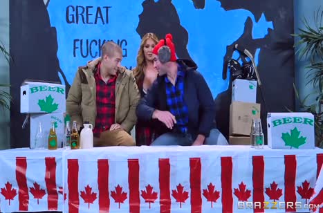 Развратная дамочка заводит двух парней на групповуху