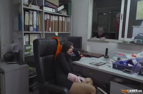 Развел сонную начальницу трахнуться на работе