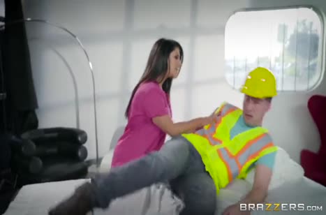 Медсестра поразила рабочего большими дойками