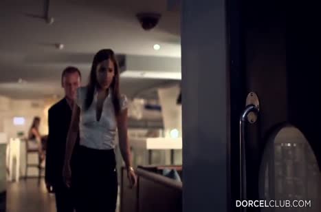 Сучка Сатин Блум развращает с ухажером ресторан