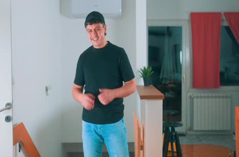 Брюнетка в красивом платье с удовольствием трахнулась с гостем