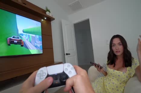 Пока чел режется в приставку брат жарит его жену