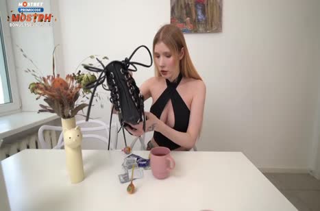 Девка носит топ со слишком откровенным вырезом