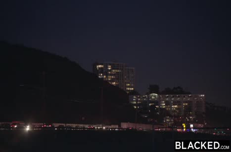 Тощая брюнетка подставила попку чернокожему бойфренду