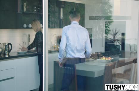 Келси Монро с шикарной растяжкой трахается в анал