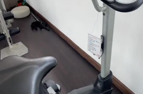 Спортивная девочка занималась в очень откровенных шортиках