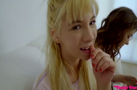 Две молодые давалки нимфоманки снимают жесткач с общим другом