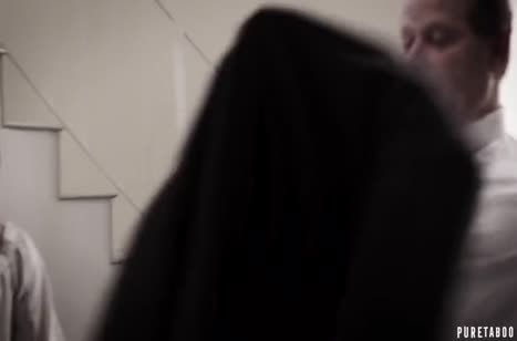 Прыткий мужчина классно отымел двух гламурных девочек