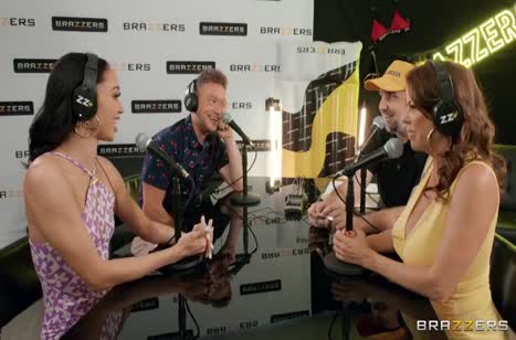 Грудастые девочки не стесняются группового порева