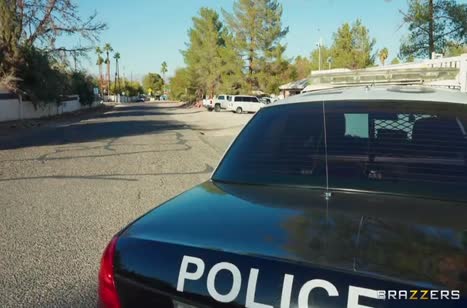 Две сучки жарко трахаются на капоте полицейской машины