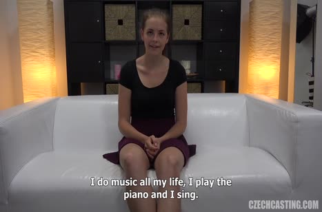 Скромная телочка пришла на порно кастинг попробовать себя в деле