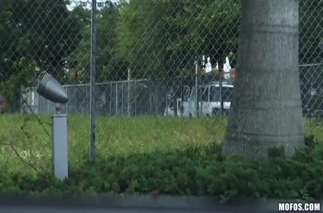 Сучка с розовыми волосами согласилась на перепихон в тачке