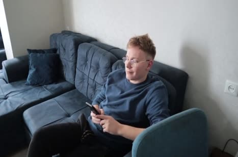 Русская молодая девица одела эротичное белье и залезла на парня