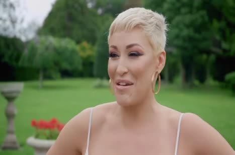 Самка трясет большой жопой на улице и совращает мужика на секс