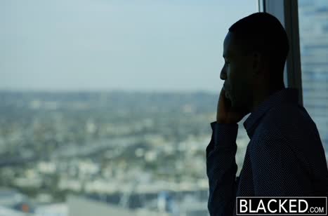 Valentina Nappi сделала черному эротический массаж