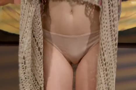 Jessie Andrews позирует на кровати и нарывается на секс