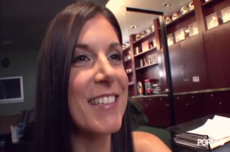 Симпатичные лесбиянки делают массаж и круто лижут писи