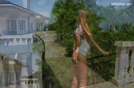 После милой прогулки деваха красиво мастурбирует