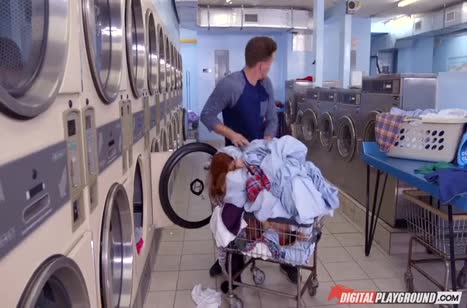 Рыжеволосую толстушку парень классно отшпилил в прачечной