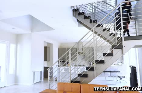 Молодая Дженнифер Уайт удивила крепыша сочным минетом