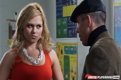 Молодая студентка легко соблазнила профессора по химии