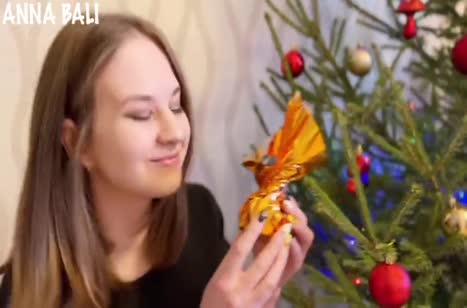 Молодая пара решила устроить оргию возле елки