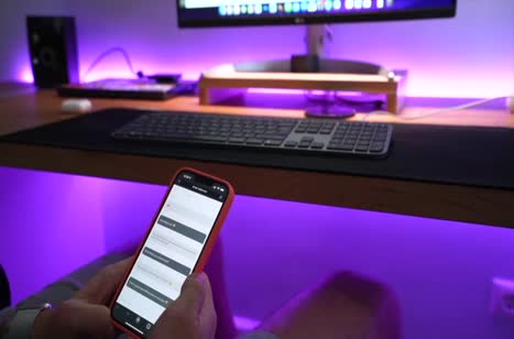 Красивая брюнетка сосет большой хер и раздвигает ноги