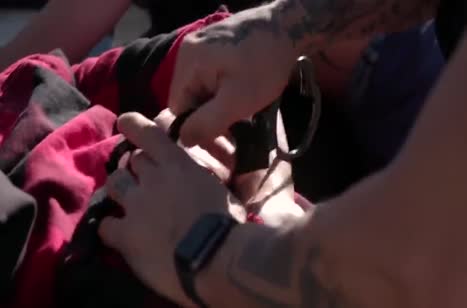 Чуваки снимают групповуху с Honey Gold на улице