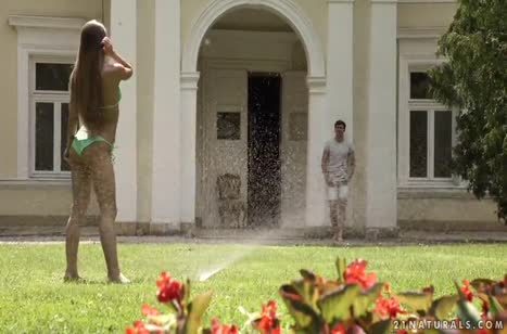 Veronica Clark красиво обращается с членом на природе