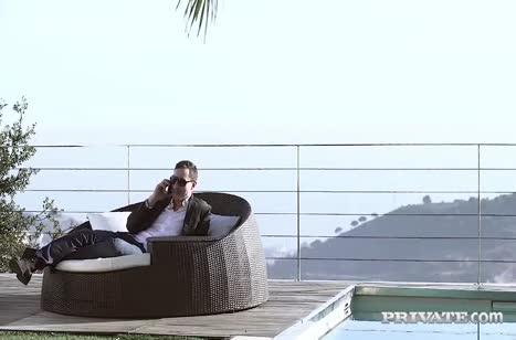 Симпатичная сотрудница готова на все для босса