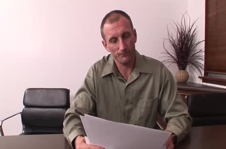 Две шлюшковатые девки развращают офис с коллегой