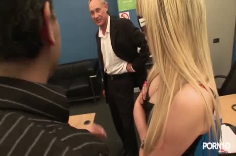 Коллеги без комплексов занялись групповым сексом на работе