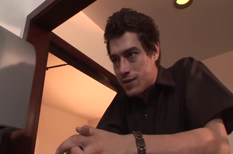 Офисная секретутка хорошо проводит перерыв на обед