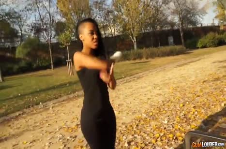 Шикарная темнокожая соска снимает порно с пареньком