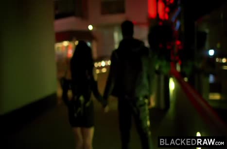 Сексуальная молодая телка снимает анальное порно с негром