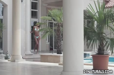 Загорелая девочка в бикини решила порукоблудить